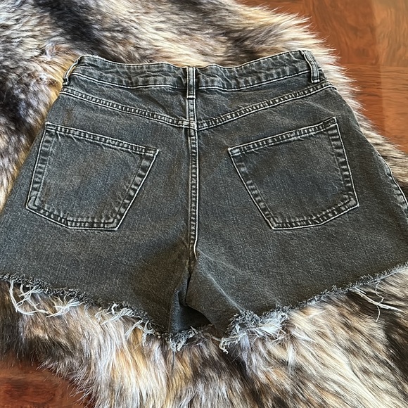 Topshop Women’s Black Distressed Jean Shorts - Picture 6 of 7